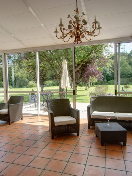 NAJETI_HOTEL_CHATEAU_TILQUES_VERANDA